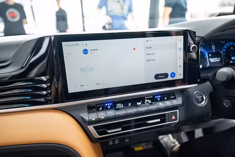 Bên cạnh những thay đổi về mặt phiên bản và động cơ, Toyota Camry 2025 còn được cải tiến thiết kế cũng như trang bị tiện nghi. Cách đây không lâu, mẫu sedan hạng trung này cũng đã chính thức ra mắt khu vực Đông Nam Á, cụ thể là Singapore. Toyota Camry 2025 tại Việt Nam nhiều khả năng sẽ sở hữu thiết kế giống xe đang bán ở Singapore.