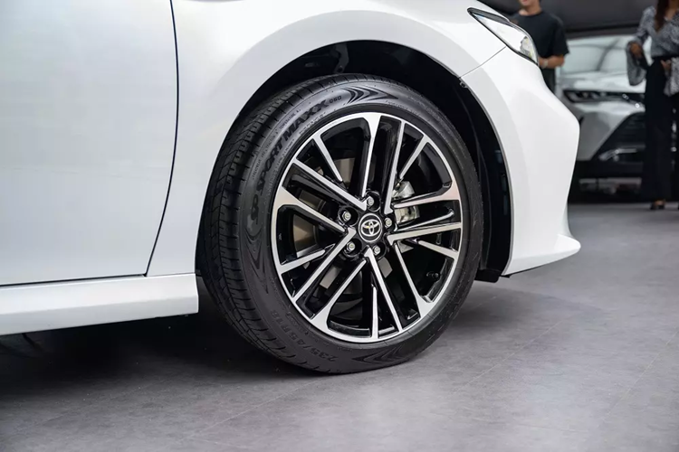 Thay vào đó, Toyota sẽ tăng số lượng phiên bản hybrid của Camry từ 1 lên 2. 2 phiên bản hybrid của mẫu sedan hạng D này được trang bị hệ truyền động hybrid với máy xăng 4 xi-lanh, dung tích 2.5L và mô-tơ điện. Động cơ xăng cho công suất tối đa 186 mã lực và mô-men xoắn cực đại 221 Nm.