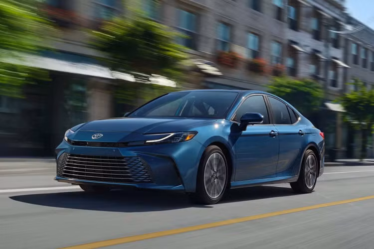 Phía sau xe là cụm đèn hậu hình chữ "C" mới, cửa cốp tích hợp cánh gió nhỏ và tem chữ nổi "Camry". Trang bị của Toyota Camry 2025 khá phong phú với vo lăng tích hợp lẫy chuyển số, màn hình cảm ứng trung tâm 12,3 inch, hỗ trợ kết nối Apple CarPlay/Android Auto không dây, hệ thống âm thanh JBL 6 loa