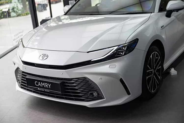 Theo nguồn tin từ đại lý, Toyota Camry 2025 mới sẽ chính thức ra mắt thị trường Việt Nam vào tháng 12 năm nay. Dự kiến, đến tháng 10 năm nay, các đại lý mới bắt đầu nhận cọc cho mẫu xe này. Nhân viên tư vấn bán hàng tại đại lý cho biết Toyota Camry 2025 ở Việt Nam sẽ bị cắt phiên bản máy xăng 2.5Q.