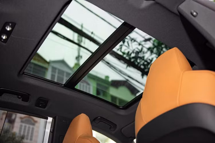 Logo RS Q8 được đặt tinh tế lên lưới tản nhiệt. Xe được trang bị bộ la-zăng 5 chấu kích thước 23 inch, được bao bởi bộ lốp kích thước 295/35 ZR23. Bên trong là bộ phanh RS ceramic carbon với cùm phanh màu đỏ có giá 500 USD (~12,5 triệu VNĐ) tại Mỹ.