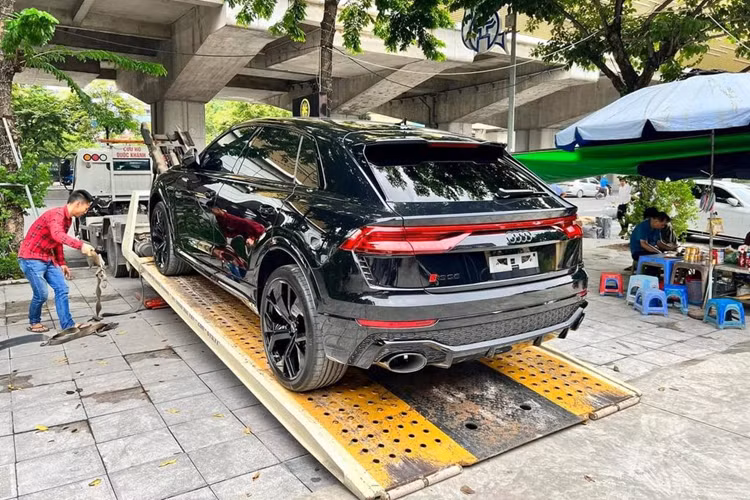 Ngoài ra, Audi RS Q8 còn sử dụng chung khung gầm và hộp số với siêu SUV Urus. Khối động cơ này cho phép Audi RS Q8 tăng tốc 0-100km/h trong 3,8 giây, 0-200km/h trong 13,7 giây. Tốc độ giới hạn điện tử ở mức 250km/h và tăng lên thành 305kmh/h với gói mở rộng.