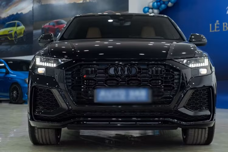 Để sở hữu được chiếc SUV RS Q8 mạnh mẽ nhất của Audi, ước tính vị địa gia này phải chi số tiền lên tới gần 10 tỷ đồng, đắt hơn gấp đôi giá xe Audi Q8 chính hãng đang bán ra là từ 4,5 tỷ đồng (chưa bao gồm tuỳ chọn và chi phí lăn bánh).