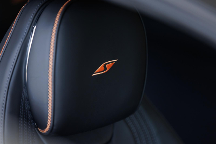 Khi nhìn vào bên trong khoang lái xe Bentley Continental GT S V8 MY23 2023, ta sẽ thấy điểm nhấn đến từ dấu ấn mang ngôn ngữ đặc trưng của Mulliner, vốn được biết đến như “nghệ thuật tùy biến” tôn vinh tính cá nhân hóa của Bentley.