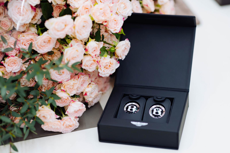 Sắc cam Mandarin của Mulliner nổi bật ở cần số và vô lăng; đồng thời điểm xuyết tinh tế ở các chi tiết viền chỉ thêu, logo thêu trên ghế ngồi, tạo sự tương phản, đem lại nét khỏe khoắn đúng chất S cho khoang nội thất cũng như thể hiện sự đẳng cấp và cá tính của chủ nhân.