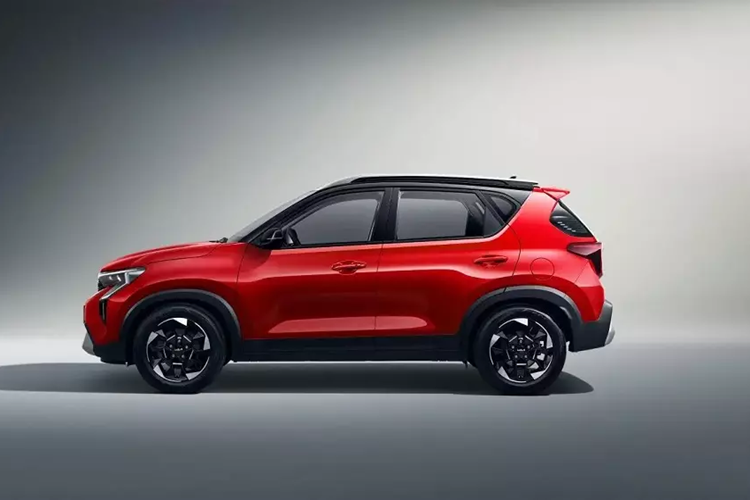 Trong đó, đèn pha LED có thiết kế sắc sảo hơn trước và được bao quanh bằng dải đèn LED định vị ban ngày kiêm đèn báo rẽ lấy cảm hứng từ chòm sao. Tuy nhiên, Kia Sonet 2024 dành cho Trung Quốc lại sở hữu cản trước khác biệt so với xe ở Ấn Độ. Khu vực bên sườn của Kia Sonet 2024 chỉ có một điểm mới là bộ vành la-zăng.