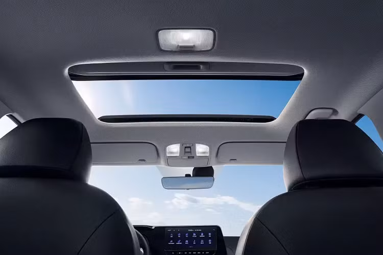 Tại thị trường Trung Quốc, Kia Sonet 2024 có những trang bị như gương chiếu hậu ngoại thất gập điện/sấy, sạc điện thoại không dây, cổng USB Type C, kết nối Bluetooth, vô lăng bọc da, nút bấm khởi động máy, chìa khóa thông minh, cửa sổ trời chỉnh điện, điều hòa tự động 2 vùng, điều khiển từ xa, hệ thống định vị thời gian thực và cập nhật phần mềm qua Wifi.