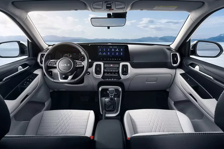 Bộ vành này có thiết kế đa chấu, phối 2 màu, tạo cảm giác thể thao hơn, và đường kính 16 inch. Đằng sau, Kia Sonet 2024 cũng có những chi tiết mới như cụm đèn hậu với thiết kế xuyên suốt. Cũng như đèn LED định vị ban ngày, đèn hậu của xe lấy cảm hứng thiết kế từ chòm sao. Trong khi đó, cản sau đi kèm ốp màu bạc cứng cáp giống cản trước.