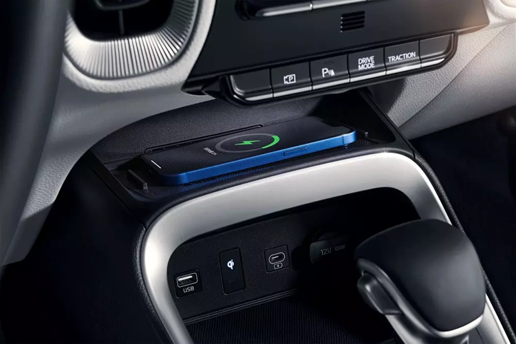 Điểm nhấn bên trong mẫu SUV hạng A này là bảng đồng hồ kỹ thuật số và màn hình cảm ứng trung tâm cùng có kích thước 10,25 inch. Bên dưới màn hình thông tin giải trí vẫn có một số nút bấm để chỉnh các tính năng đa phương tiện và điều hòa.