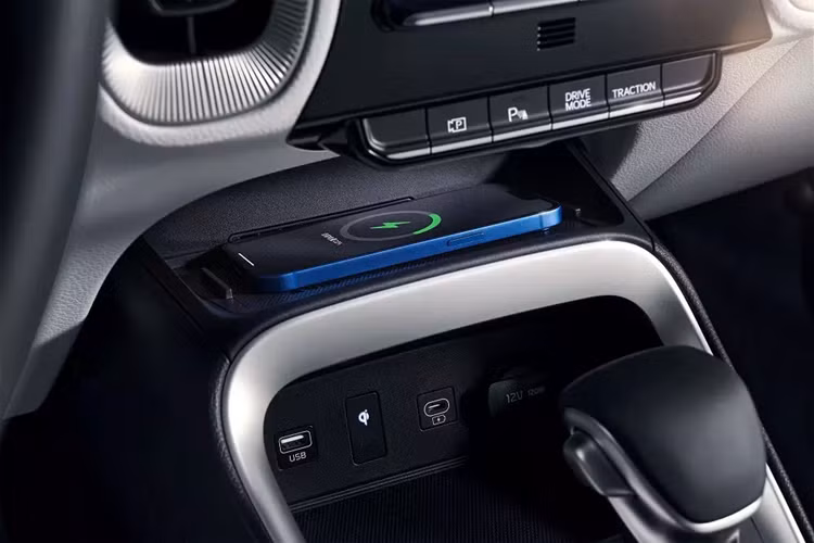 Điểm nhấn bên trong mẫu SUV hạng A này là bảng đồng hồ kỹ thuật số và màn hình cảm ứng trung tâm cùng có kích thước 10,25 inch. Bên dưới màn hình thông tin giải trí vẫn có một số nút bấm để chỉnh các tính năng đa phương tiện và điều hòa.