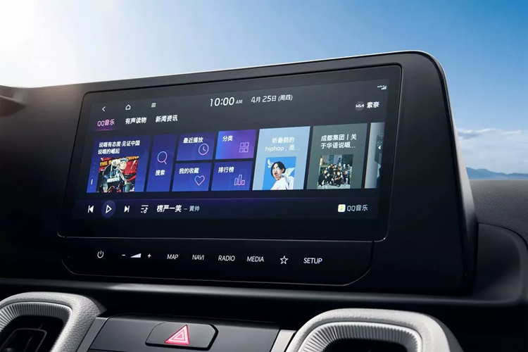 So với phiên bản cũ, Kia Sonet 2024 chỉ thay đổi nhẹ về mặt kích thước. Theo đó, xe có kích thước dài x rộng x cao lần lượt là 4.110 x 1.790 x 1.625 mm và chiều dài cơ sở 2.500 mm. Tuy chỉ là xe giá rẻ nhưng nội thất của Kia Sonet 2024 khá tươm tất. Xe được áp dụng phong cách thiết kế nội thất tương tự các mẫu ô tô đời mới khác của thương hiệu Kia.