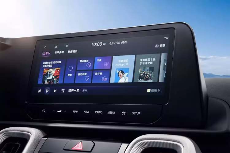 So với phiên bản cũ, Kia Sonet 2024 chỉ thay đổi nhẹ về mặt kích thước. Theo đó, xe có kích thước dài x rộng x cao lần lượt là 4.110 x 1.790 x 1.625 mm và chiều dài cơ sở 2.500 mm. Tuy chỉ là xe giá rẻ nhưng nội thất của Kia Sonet 2024 khá tươm tất. Xe được áp dụng phong cách thiết kế nội thất tương tự các mẫu ô tô đời mới khác của thương hiệu Kia.