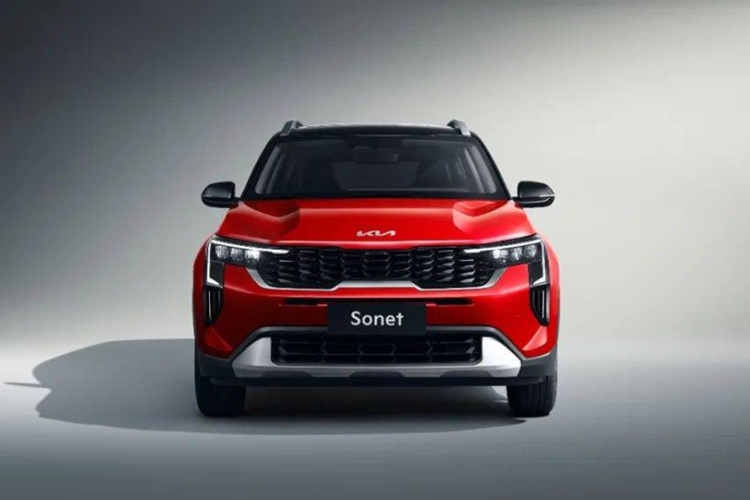Qua đó, có thể thấy mẫu xe SUV Kia Sonet 2024 dành cho Trung Quốc có thiết kế khá giống với xe đang bán tại Ấn Độ. Sonet là sản phẩm kết hợp giữa Kia Ấn Độ với Trung tâm Nghiên cứu và Phát triển Toàn cầu của thương hiệu Hàn Quốc. Được áp dụng ngôn ngữ thiết kế Bold &amp; Wild của Kia, Sonet sở hữu lưới tản nhiệt hẹp và cụm đèn pha hình số "7" trên đầu xe.