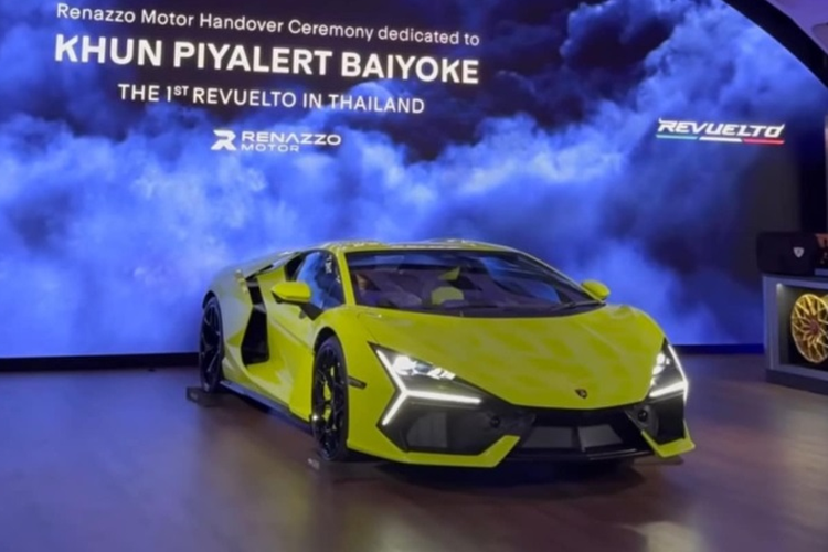Đến nay, "xứ sở chùa Vàng" Thái Lan cũng là quốc gia đầu tiên trong khu vực có khách hàng nhận được chiếc siêu xe Lamborghini Revuelto hybrid 2024 mới dưới dạng chính hãng.