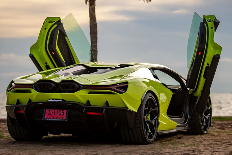 Dự kiến siêu xe Lamborghini Revuelto hybrid đầu tiên cũng sẽ ra mắt thị trường Việt từ tháng 3/2024 với giá bán 43,99 tỷ đồng, đắt hơn Thái Lan.