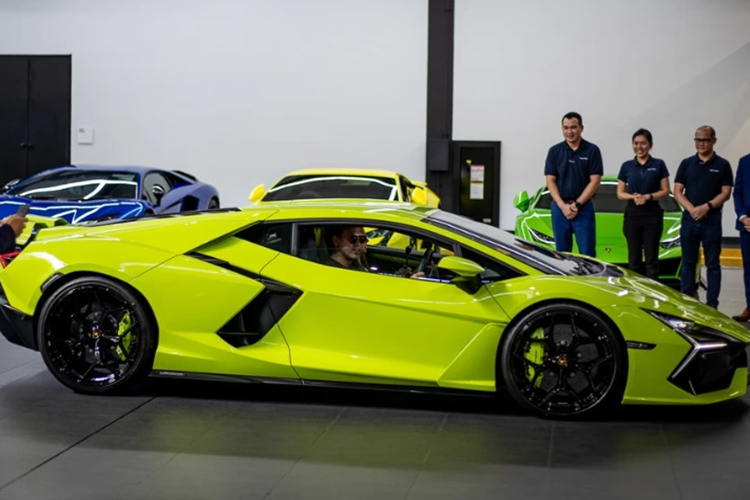 Một số trang bị đáng chú ý khác trên siêu xe Lamborghini Revuelto có: hệ thống Amazon Alexa, radio vệ tinh SiriusXM và tính năng cập nhật phần mềm qua mạng.