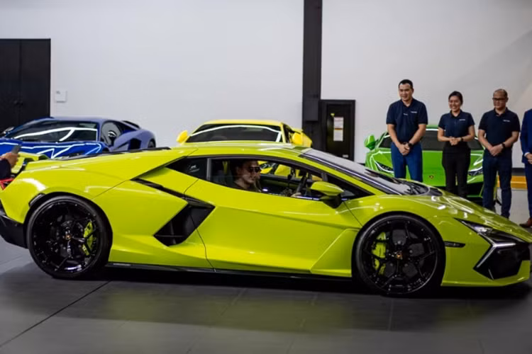 Một số trang bị đáng chú ý khác trên siêu xe Lamborghini Revuelto có: hệ thống Amazon Alexa, radio vệ tinh SiriusXM và tính năng cập nhật phần mềm qua mạng.