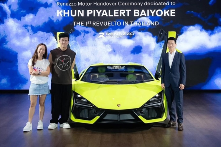 Chiếc Lamborghini Revuelto đầu tiên tại Thái Lan sở hữu màu sơn xanh Verde Scandal khá lạ mắt, đi cùng bộ mâm thể thao Altanero màu đen, kích thước 21 inch ở phía trước và 22 inch ở phía sau. Ở ngoại thất, một số chi tiết của xe vẫn giữ nguyên chất liệu tổng hợp màu đen mờ thay vì nâng cấp với sợi carbon.