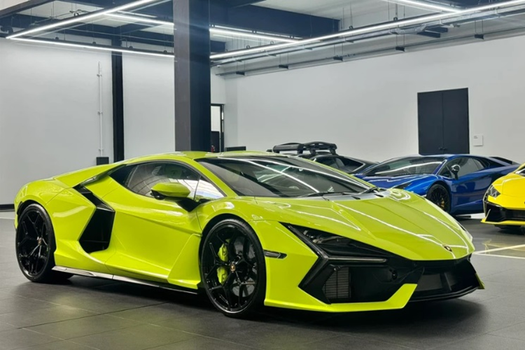 Lamborghini Revuelto sở hữu nội thất mang đậm phong cách thể thao. Xe có 3 màn hình hiển thị thông tin gồm: phía người lái là màn hình 12.3 inch, màn hình giải trí 8.4 inch và màn hình 9.1 inch ở phía hành khách.