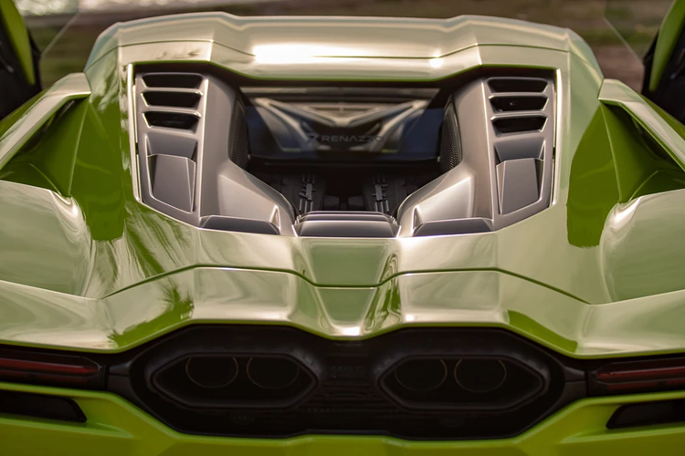 Hiện tại, Thái Lan cũng là quốc gia đầu tiên trong Đông Nam Á có khách hàng nhận mẫu siêu xe Lamborghini Revuelto này. Tại “xứ sở chùa Vàng”, mức giá xe Lamborghini Revuelto bán ra khởi điểm khoảng 47 triệu Baht (tương đương 32,7 tỷ đồng).