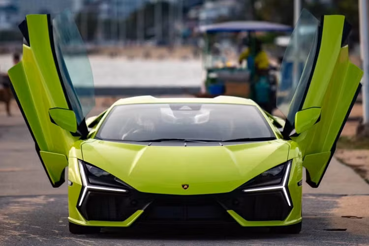 Cung cấp sức mạnh cho Lamborghini Revuelto là hệ truyền động hybrid gồm động cơ xăng 6.5 V12 hút khí tự nhiên, công suất 825 mã lực tại 9.250 vòng/phút, mô-men xoắn cực đại 725 Nm tại 6.750 vòng/phút; đi kèm với đó là 2 mô tơ điện ở bánh trước và động cơ điện thứ ba được gắn với hộp số ly hợp kép 8 cấp mới và hệ dẫn động bốn bánh.