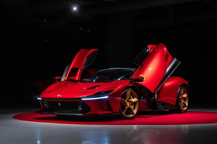 Dòng siêu xe này được ra mắt năm 2021. Nhưng phải đến cuối năm 2023, những chiếc xe đầu tiên mới được bàn giao đến tay khách hàng.