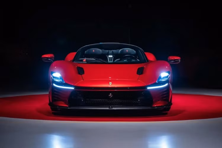 Đặc biệt, chỉ có những khách hàng từng sở hữu mẫu SP1 và SP2 mới được Ferrari ưu tiên cho mua chiếc SP3 này. Siêu xe Ferrari Daytona SP3 được thiết kế nhằm vinh danh chiến thắng 1-2-3 của Ferrari trong giải đua 24 Hours of Daytona vào năm 1967.