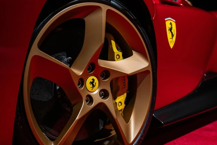 Thiết kế tổng quan của Daytona SP3 được lấy cảm hứng từ những mẫu xe đua của Ferrari vào những năm 1960, bao gồm 330 P3/4, 330 P4 hay 412 P.