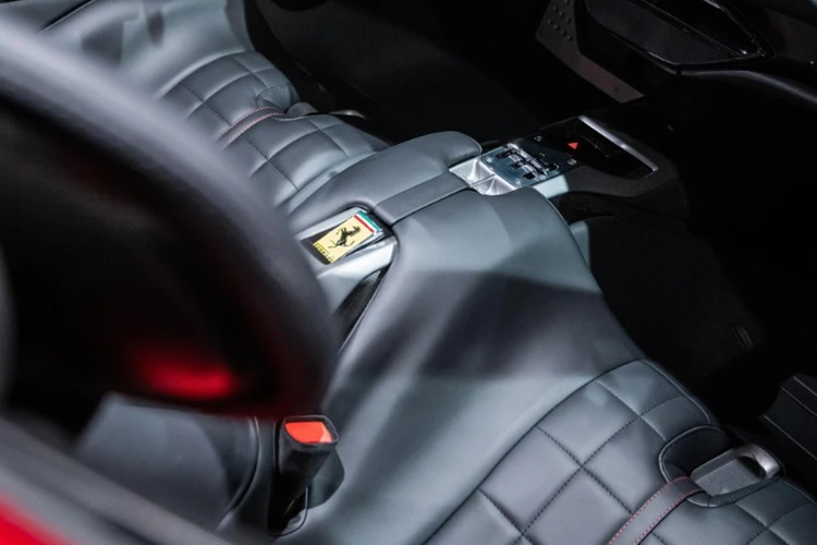 Phía đuôi xe gây ấn tượng với dải đèn LED nằm ngang tích hợp đèn hậu, nằm dưới cánh gió có thể đóng mở theo tốc độ, trong đó phía dưới có các bộ khuếch tán gió làm bằng sợi carbon.