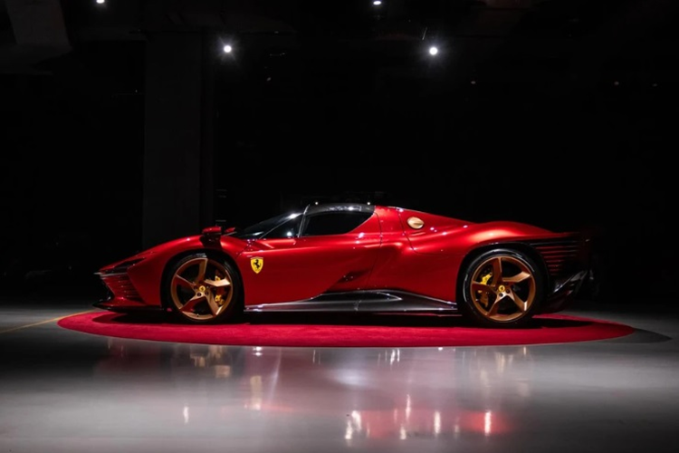 Khác hẳn với màu ngoại thất nổi bật, bên trong khoang cabin của chiếc Ferrari Daytona SP3 đầu tiên tại Singapore lại sở hữu tông màu đen đơn giản, đi cùng các chi tiết hình vuông và đường chỉ thêu đỏ làm điểm nhấn.