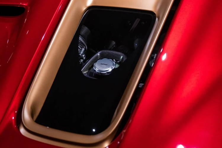 Hai ống xả hình thang được đặt trên cao mang đến trải nghiệm âm thanh mạnh mẽ, ốp cửa ống xả còn được làm bằng gốm cách nhiệt.