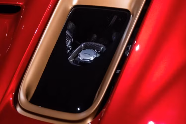 Hai ống xả hình thang được đặt trên cao mang đến trải nghiệm âm thanh mạnh mẽ, ốp cửa ống xả còn được làm bằng gốm cách nhiệt.