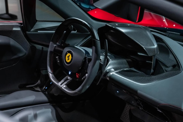 Chiếc Ferrari Daytona SP3 đầu tiên ra mắt Đông Nam Á sở hữu ngoại thất màu đỏ Rosso Magma, đi kèm các chi tiết được hoàn thiện màu vàng nhám Satin Gold sang trọng. Xe được trang bị bộ mâm 5 chấu có kích thước 20 inch ở cầu trước và 21 inch ở cầu sau, đi kèm kẹp phanh Brembo màu vàng.