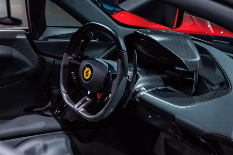 Chiếc Ferrari Daytona SP3 đầu tiên ra mắt Đông Nam Á sở hữu ngoại thất màu đỏ Rosso Magma, đi kèm các chi tiết được hoàn thiện màu vàng nhám Satin Gold sang trọng. Xe được trang bị bộ mâm 5 chấu có kích thước 20 inch ở cầu trước và 21 inch ở cầu sau, đi kèm kẹp phanh Brembo màu vàng.