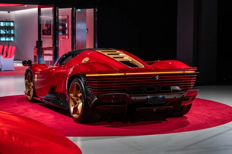 Nằm dưới nắp capo của Ferrari Daytona SP3 là khối động cơ V12 hút khí tự nhiên dung tích 6.5L, sản sinh công suất 840 mã lực và mô-men xoắn 697 Nm. Động cơ đi kèm hộp số 7 cấp ly hợp kép F1 DCT giúp xe có khả năng tăng tốc 0-100 km/h trong 2,85 giây, vận tốc tối đa hơn 340 km/h.