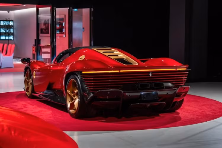 Nằm dưới nắp capo của Ferrari Daytona SP3 là khối động cơ V12 hút khí tự nhiên dung tích 6.5L, sản sinh công suất 840 mã lực và mô-men xoắn 697 Nm. Động cơ đi kèm hộp số 7 cấp ly hợp kép F1 DCT giúp xe có khả năng tăng tốc 0-100 km/h trong 2,85 giây, vận tốc tối đa hơn 340 km/h.