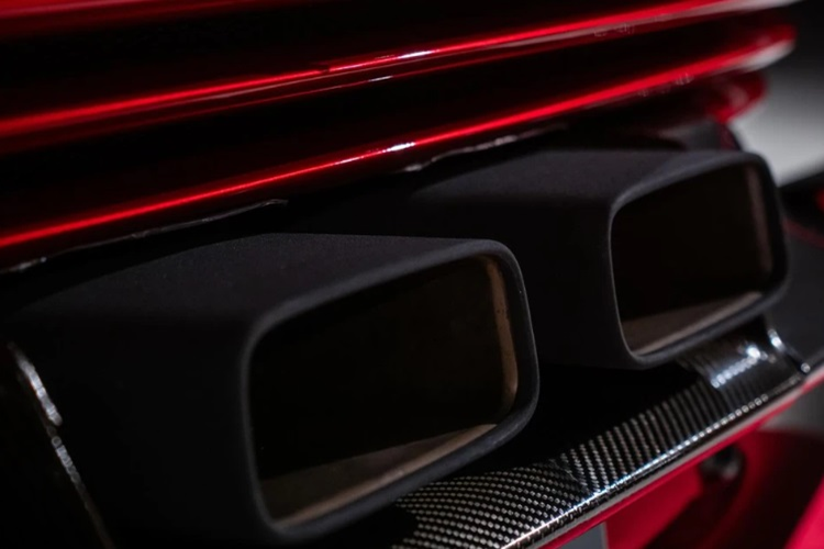 Có lẽ chủ nhân của chiếc SP3 này chỉ mua xe với mục đích trưng bày bởi tất cả 599 chiếc SP3 được sản xuất đều là bản tay lái thuận, không thể sử dụng ở đường phố Singapore.