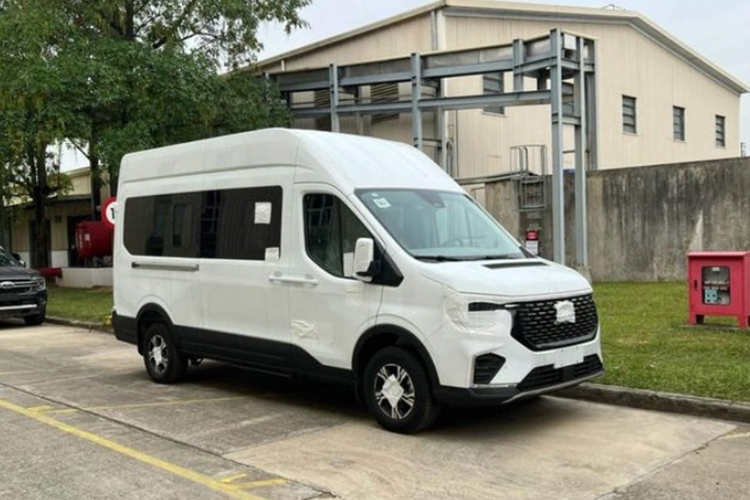 Như vậy, giá xe Ford Transit 2024 sẽ nhỉnh hơn từ 50 - 100 triệu đồng. Hồi cuối năm 2023, hãng xe Ford đã đăng ký bảo hộ kiểu dáng công nghiệp cho dòng xe Transit thế hệ mới tại Việt Nam. Đến cuối tháng 1 vừa qua, mẫu xe 16 chỗ này cũng bị bắt gặp tại nhà máy của Ford ở tỉnh Hải Dương.