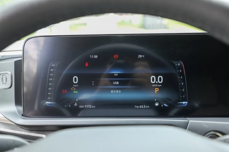 Xe cũng có 3 phiên bản chiều dài cơ sở, gồm ngắn (3.000 mm), trung bình (3.300 mm) và dài (3.750 mm), cùng 2 tùy chọn chiều cao mui xe (trung bình và cao). Theo hình ảnh được chia sẻ, chiếc Transit 2024 xuất hiện tại Việt Nam có lưới tản nhiệt dạng tổ ong, nên khả năng cao đây là phiên bản chở khách, trần cao.