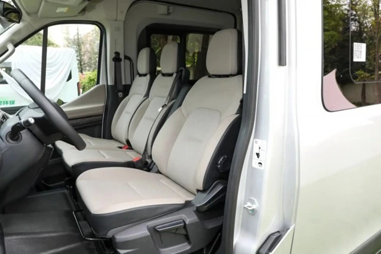 Xe được trang bị nhiều tính năng tiện ích như: khóa thông minh, tương tác bằng giọng nói, sưởi ghế và vô lăng. Bên cạnh đó, xe còn có ghế lái chỉnh điện 8 hướng và tính năng khởi động điều hòa từ xa. Về trang bị an toàn, Ford Transit mới có gói hỗ trợ lái nâng cao (ADAS) cấp 2.5 cùng hệ thống ổn định thân xe của Bosch.