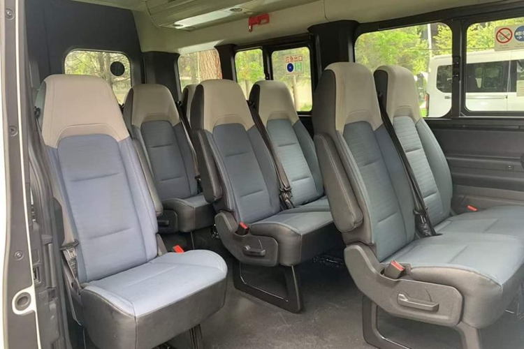 Ở phiên bản mới, Ford Transit còn được trang bị hệ thống treo khí nén RAS, cho phép người lái chỉnh độ cao gầm xe thông qua màn hình điều khiển. Chưa rõ khi về Việt Nam xe sẽ dùng động cơ gì. Tại Trung Quốc, Transit được trang bị hai tùy chọn động cơ.