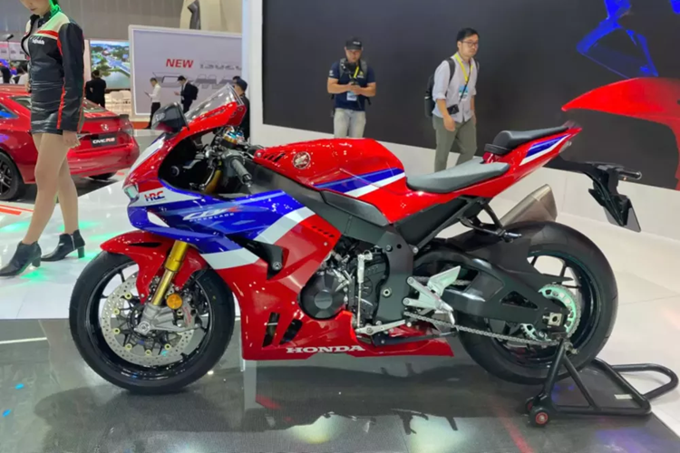 Theo đó, trên phiên bản này, Honda CBR1000RR-R Fireblade SP 2025 tiếp tục duy trì định hướng thiết kế hướng tới sự kiểm soát tối đa trên đường đua, đồng thời nhận được hàng loạt các sự thay đổi về động cơ và tính năng với sự hỗ trợ từ chương trình phát triển xe đua MotoGP của đội đua HRC nhằm nâng tầm trải nghiệm lái xe cho khách hàng.