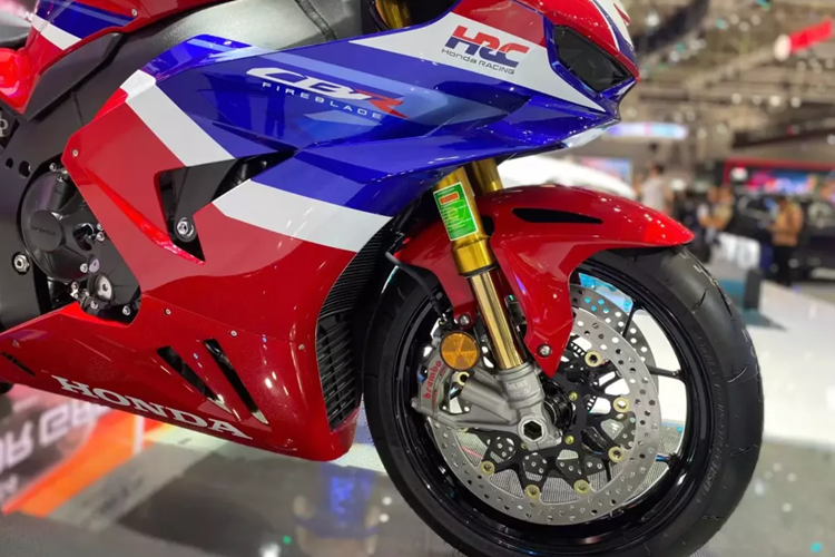 Hệ thống điện tử cũng được cải tiến với việc nâng cấp hệ thống ga điện tử TBW, giúp mang đến phản hồi tay ga nhanh hơn. Chế độ khởi động mới, 3 chế độ lái &amp; các tuỳ chọn tuỳ chỉnh được cải thiện.