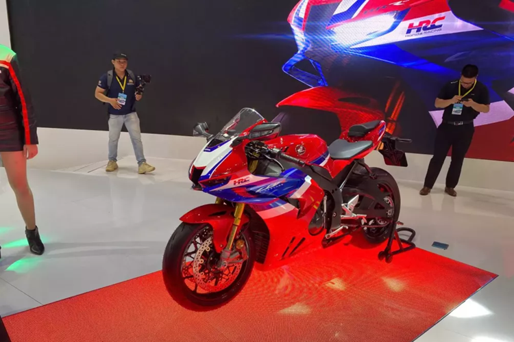 Chưa dừng lại đó, trên phiên bản SP, Honda CBR1000RR-R Fireblade 2025 còn có hệ thống phuộc sử dụng loại giảm xóc điện tử bán chủ động Ohlins Smart Electronic Control thế hệ 3 (S-EC3.0), với phuộc trước hành trình ngược Ohlins 43mm S-EC3.0 (SV) NPX và phuộc sau Ohlins TTX36 S-EC3.0 (SV), mang đến hiệu suất giảm xóc vượt trội và khả năng giữ thăng bằng xe tối ưu.