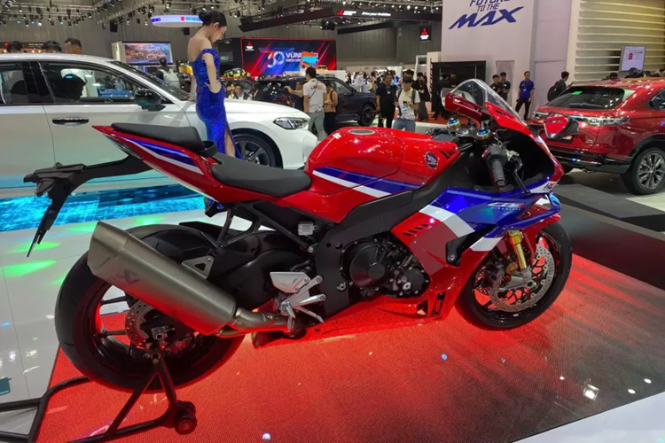 Bên cạnh đó, chiếc Fireblade còn được trang bị cánh gió với thiết kế lấy cảm hứng từ mẫu xe đua tại giải MotoGP, giúp sản sinh lực nén xuống mặt đường tương đương với mẫu xe đua Honda RC213V, giảm thiểu tối đa tình trạng nâng bánh trước khi gia tốc tăng cao, cải thiện độ ổn định xe khi phanh và khi vào góc cua với tốc độ cao.