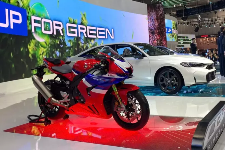 Như vậy, CBR1000RR-R Fireblade 2025 đã chính thức ra mắt thị trường Việt Nam thông qua triển lãm VMS 2024 và chính thức mở bán chỉ 1 ngày sau đó. Mức giá xe Honda CBR1000RR-R Fireblade 2025 là 1,05 tỷ đồng, đắt hơn nhiều các mẫu xe ôtô mà Honda đang phân phối.