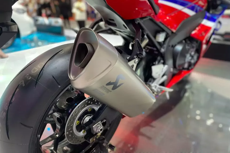 Honda CBR1000RR-R Fireblade SP 2025 mang một phong cách thiết kế hoàn toàn mới lạ, độc đáo, với một bộ vỏ khí động học mang nhiều kỹ thuật độc đáo và có hệ số cản gió thấp nhất trong phân khúc