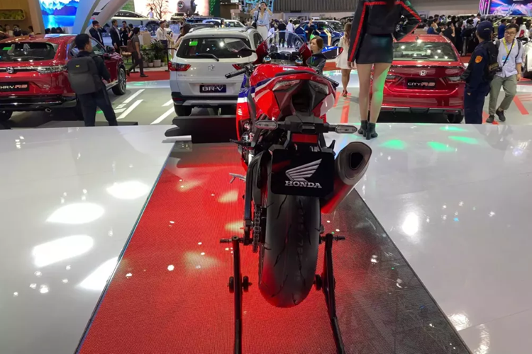 Trên phiên bản này, ngàm phanh Brembo Stylema R được trang bị cho hệ thống phanh trước giúp tăng hiệu suất phanh và phản hồi cho người lái khi vận hành ở điều kiện khắc nghiệt của đường đua. Màn hình đồng hồ TFT rộng 5 inches với độ phân giải cao giúp người lái dễ dàng dễ dàng điều chỉnh và theo dõi các thông số vận hành của xe một cách hoàn hảo.