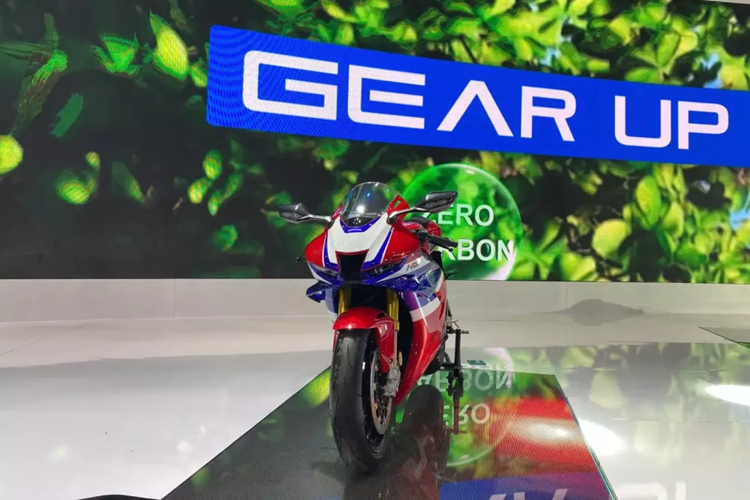 Tham gia triển lãm Ô tô Việt Nam (VMS) 2024 khai mạc vào sáng ngày 23/10, Honda Việt Nam bên cạnh giới thiệu phiên bản nâng cấp của dòng xe Civic với khách hàng trong nước, còn tung ra chiếc siêu môtô Honda CBR1000RR-R Fireblade 2025 mới.