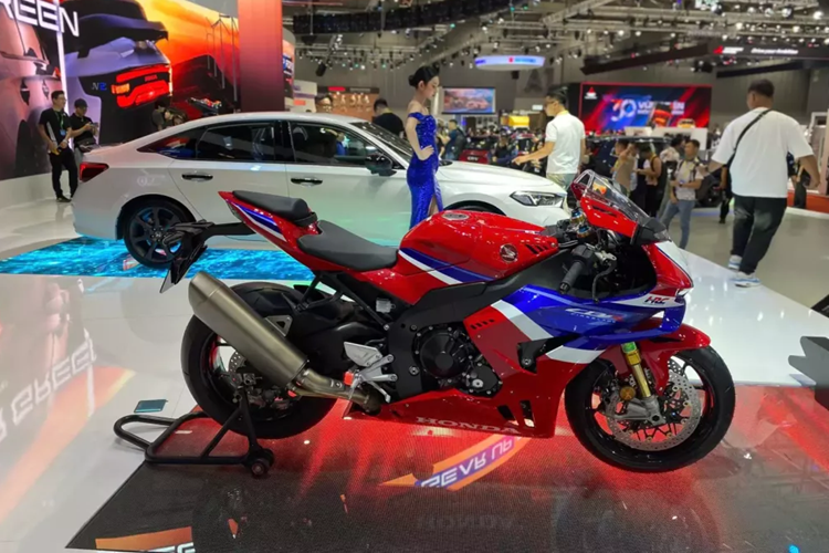 Phát triển dựa trên những tinh hoa từ chương trình phát triển động cơ cho giải đua MotoGP của đội đua Honda HRC, động cơ trên mẫu Fireblade nay đã trở nên mạnh hơn, nhẹ và ít sản sinh ma sát hơn do sử dụng lớp tráng DLC